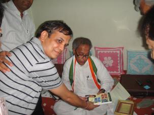Presenting the book to Sri Pranab Mukherjee.